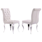 Chaises tapissées de velours avec dossier capitonné orné de cristaux et pieds cabriolets en métal miroir.