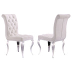 Chaises tapissées de velours avec dossier capitonné orné de cristaux et pieds cabriolets en métal miroir.
