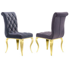 Chaises tapissées de velours avec dossier capitonné orné de cristaux et pieds cabriolets en métal miroir.