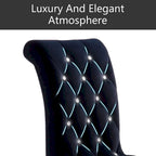 Chaises tapissées de velours avec dossier capitonné orné de cristaux et pieds cabriolets en métal miroir.