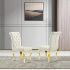 Chaises tapissées de velours avec dossier capitonné orné de cristaux et pieds cabriolets en métal miroir.