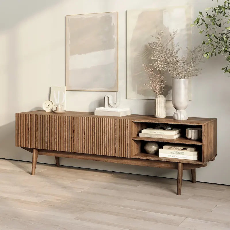 Meuble TV Kelly adapté aux téléviseurs jusqu'à 65 po avec pieds en bois, design scandinave moderne du milieu du siècle