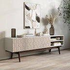 Meuble TV Kelly adapté aux téléviseurs jusqu'à 65 po avec pieds en bois, design scandinave moderne du milieu du siècle