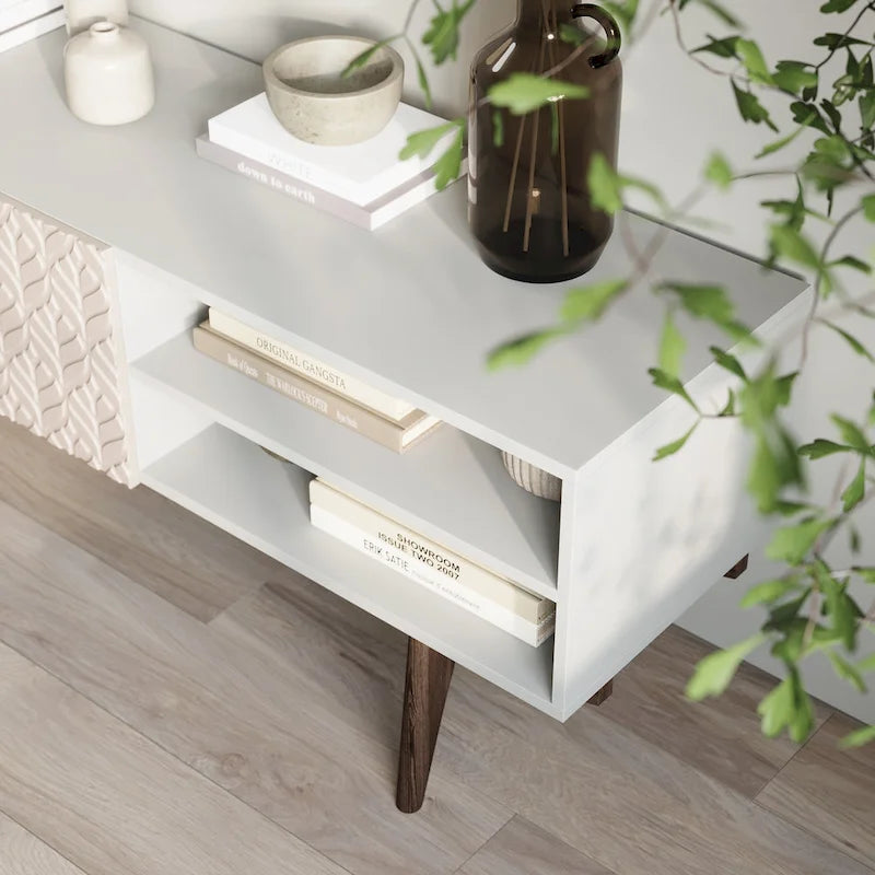 Meuble TV Kelly adapté aux téléviseurs jusqu'à 65 po avec pieds en bois, design scandinave moderne du milieu du siècle