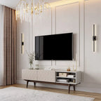 Meuble TV Kelly adapté aux téléviseurs jusqu'à 65 po avec pieds en bois, design scandinave moderne du milieu du siècle