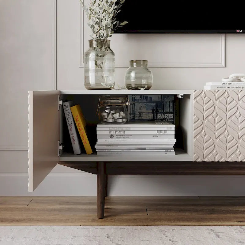 Meuble TV Kelly adapté aux téléviseurs jusqu'à 65 po avec pieds en bois, design scandinave moderne du milieu du siècle