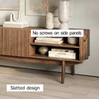 Meuble TV Kelly adapté aux téléviseurs jusqu'à 65 po avec pieds en bois, design scandinave moderne du milieu du siècle