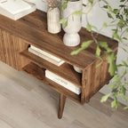 Meuble TV Kelly adapté aux téléviseurs jusqu'à 65 po avec pieds en bois, design scandinave moderne du milieu du siècle