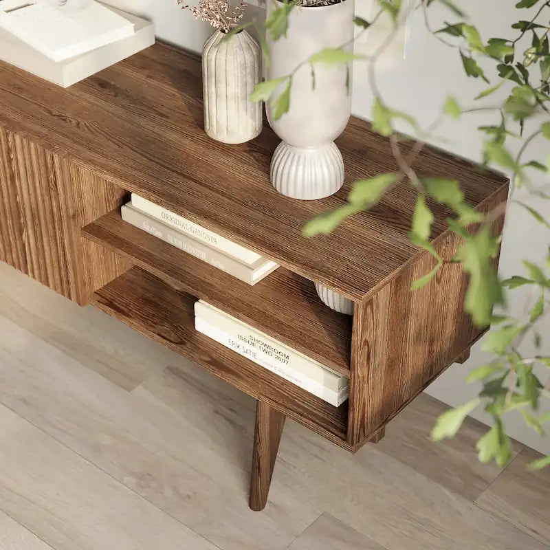 Meuble TV Kelly adapté aux téléviseurs jusqu'à 65 po avec pieds en bois, design scandinave moderne du milieu du siècle