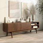 Meuble TV Kelly adapté aux téléviseurs jusqu'à 65 po avec pieds en bois, design scandinave moderne du milieu du siècle