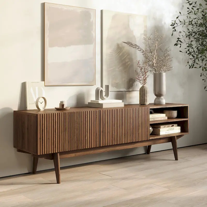Meuble TV Kelly adapté aux téléviseurs jusqu'à 65 po avec pieds en bois, design scandinave moderne du milieu du siècle