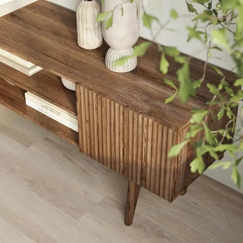 Meuble TV Kelly adapté aux téléviseurs jusqu'à 65 po avec pieds en bois, design scandinave moderne du milieu du siècle