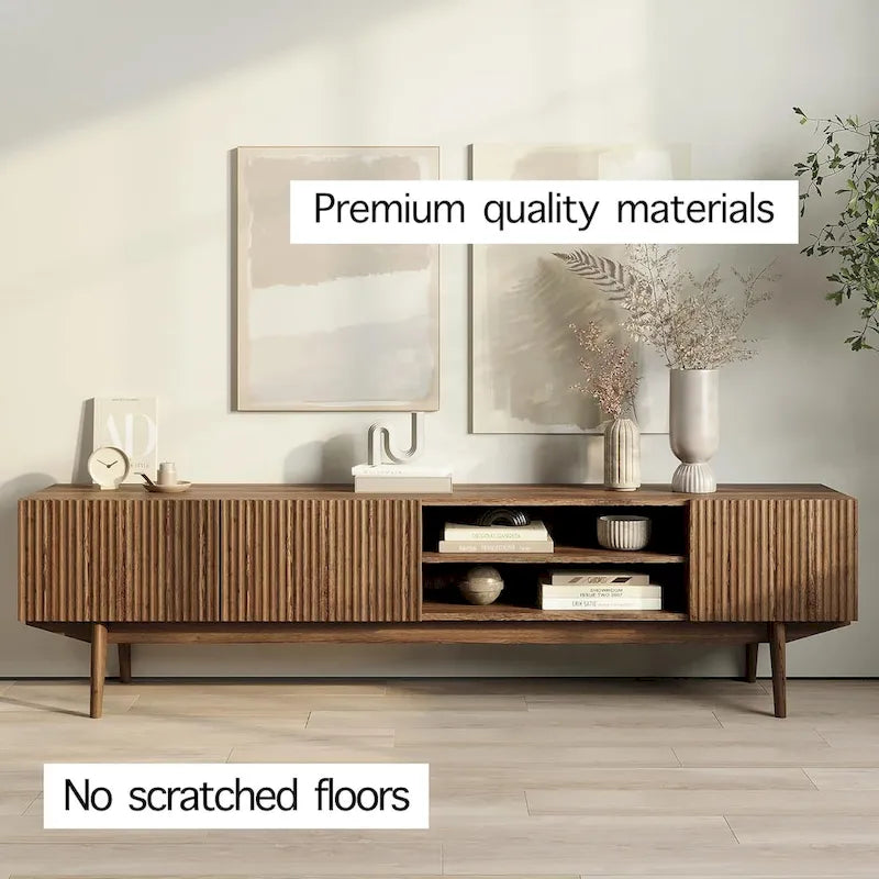 Meuble TV Kelly adapté aux téléviseurs jusqu'à 65 po avec pieds en bois, design scandinave moderne du milieu du siècle