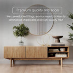 Meuble TV Kelly adapté aux téléviseurs jusqu'à 65 po avec pieds en bois, design scandinave moderne du milieu du siècle