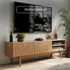 Meuble TV Kelly adapté aux téléviseurs jusqu'à 65 po avec pieds en bois, design scandinave moderne du milieu du siècle