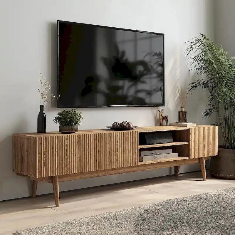 Meuble TV Kelly adapté aux téléviseurs jusqu'à 65 po avec pieds en bois, design scandinave moderne du milieu du siècle