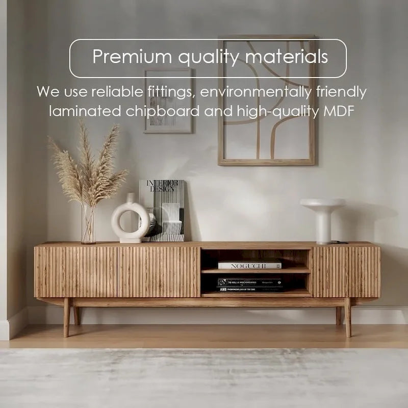 Meuble TV Kelly adapté aux téléviseurs jusqu'à 65 po avec pieds en bois, design scandinave moderne du milieu du siècle