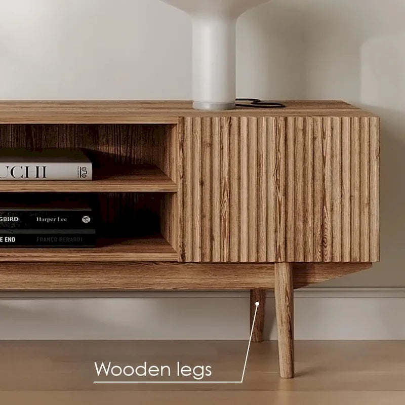 Meuble TV Kelly adapté aux téléviseurs jusqu'à 65 po avec pieds en bois, design scandinave moderne du milieu du siècle