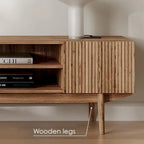 Meuble TV Kelly adapté aux téléviseurs jusqu'à 65 po avec pieds en bois, design scandinave moderne du milieu du siècle