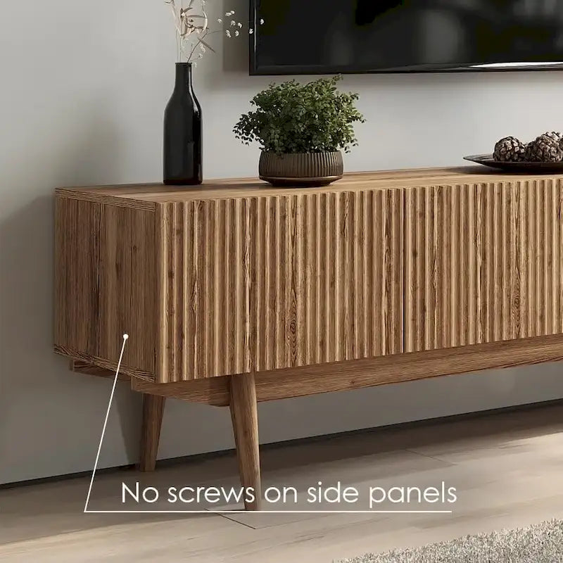 Meuble TV Kelly adapté aux téléviseurs jusqu'à 65 po avec pieds en bois, design scandinave moderne du milieu du siècle
