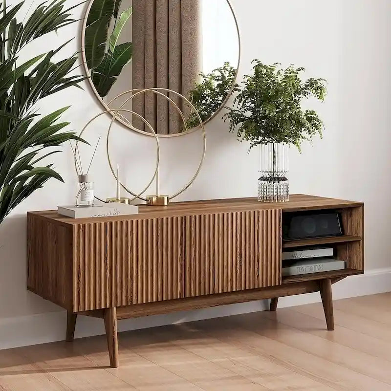 Meuble TV Kelly adapté aux téléviseurs jusqu'à 65 po avec pieds en bois, design scandinave moderne du milieu du siècle