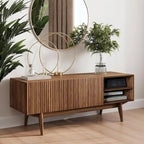 Meuble TV Kelly adapté aux téléviseurs jusqu'à 65 po avec pieds en bois, design scandinave moderne du milieu du siècle