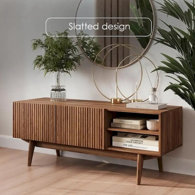 Meuble TV Kelly adapté aux téléviseurs jusqu'à 65 po avec pieds en bois, design scandinave moderne du milieu du siècle