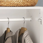 Armoire de 47,2 W avec trois portes, deux tringles à vêtements, poignée florale dorée