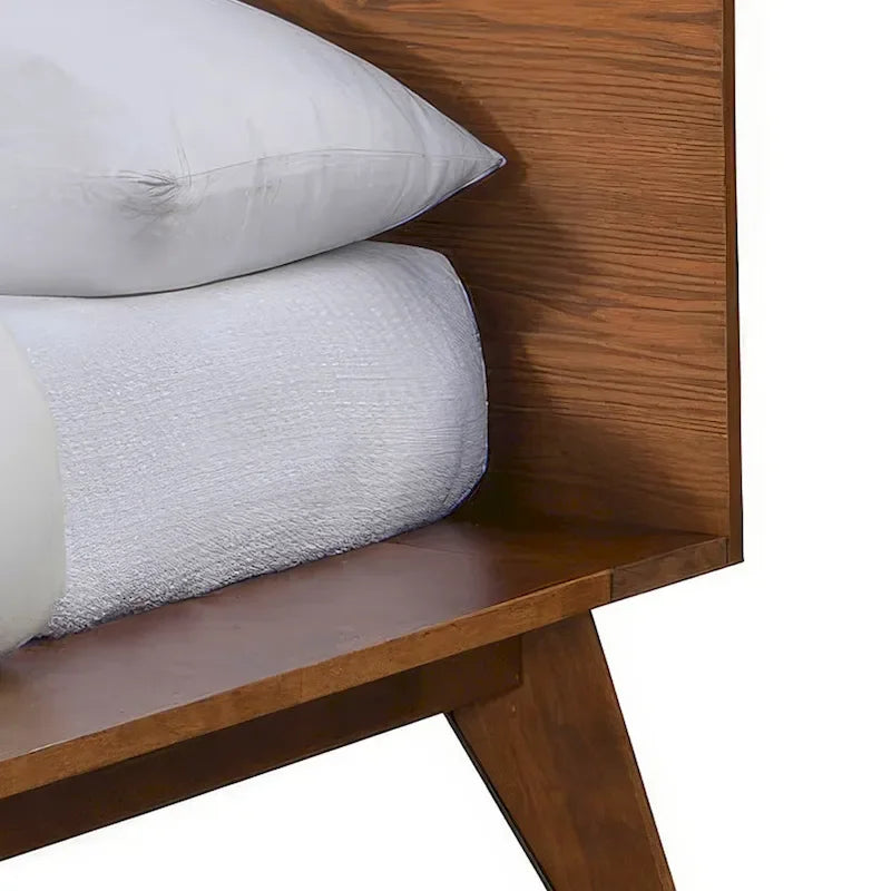 Beau lit plateforme en bois bas de style mid-century