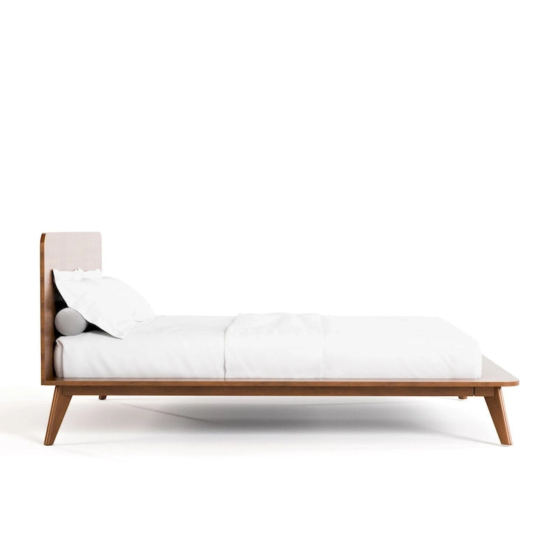 Beau lit plateforme en bois bas de style mid-century
