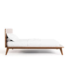 Beau lit plateforme en bois bas de style mid-century