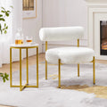 Chaise d'appoint en tissu bouclette blanc avec piètement en métal doré et assise ronde rembourrée
